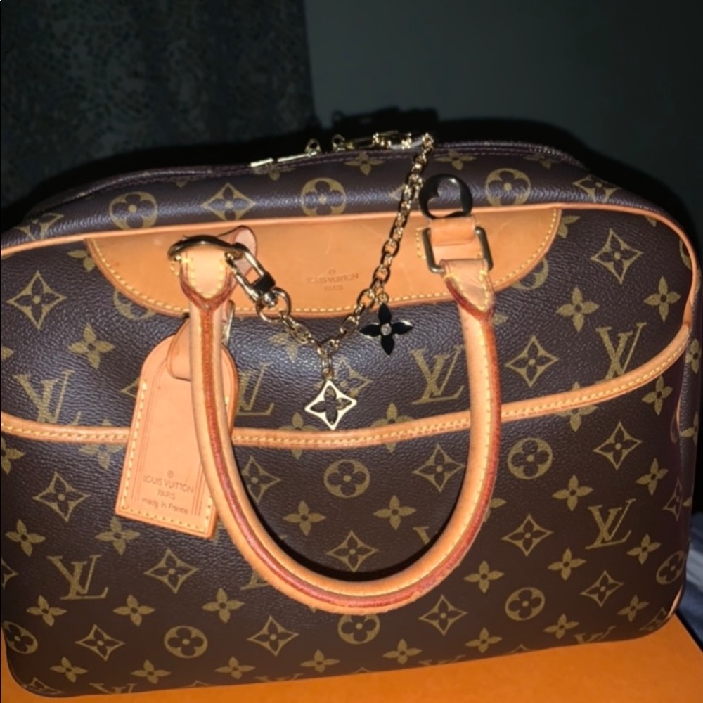 Authentic very beautiful and collectors item dueaville Louis Vuitton 😚